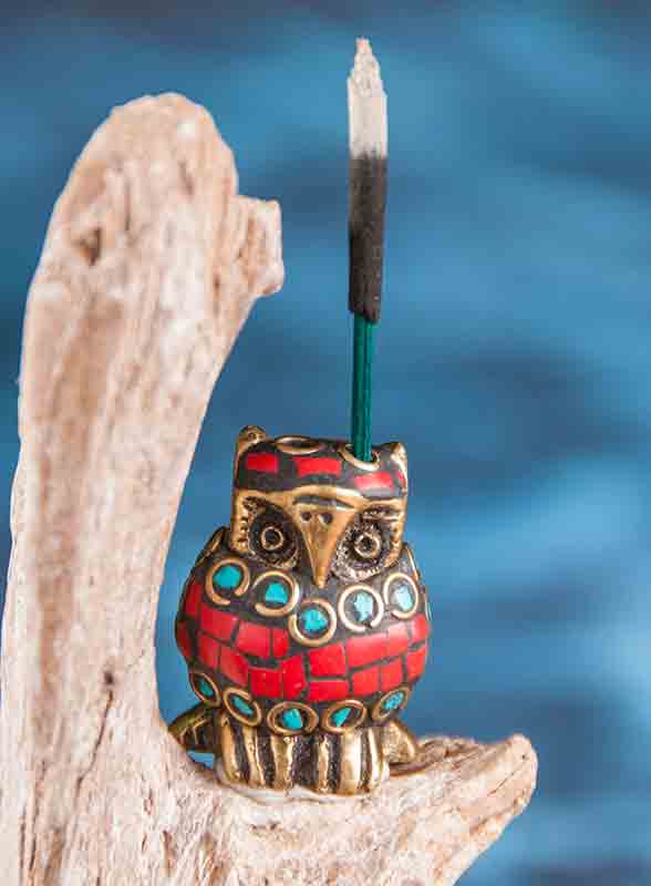 Räucherstäbchenhalter Eule aus Messing mit Steinen