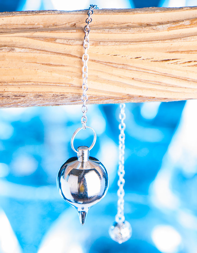 Versilbertes Pendel in Kugelform