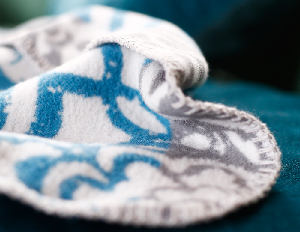 Detailansicht der Naht auf der Spirit of Om Kuscheldecke