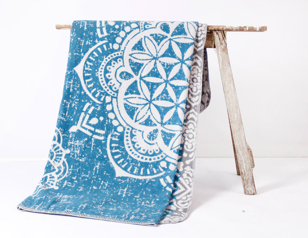 Mandala auf der ﻿﻿Spirit of Om Kuscheldecke