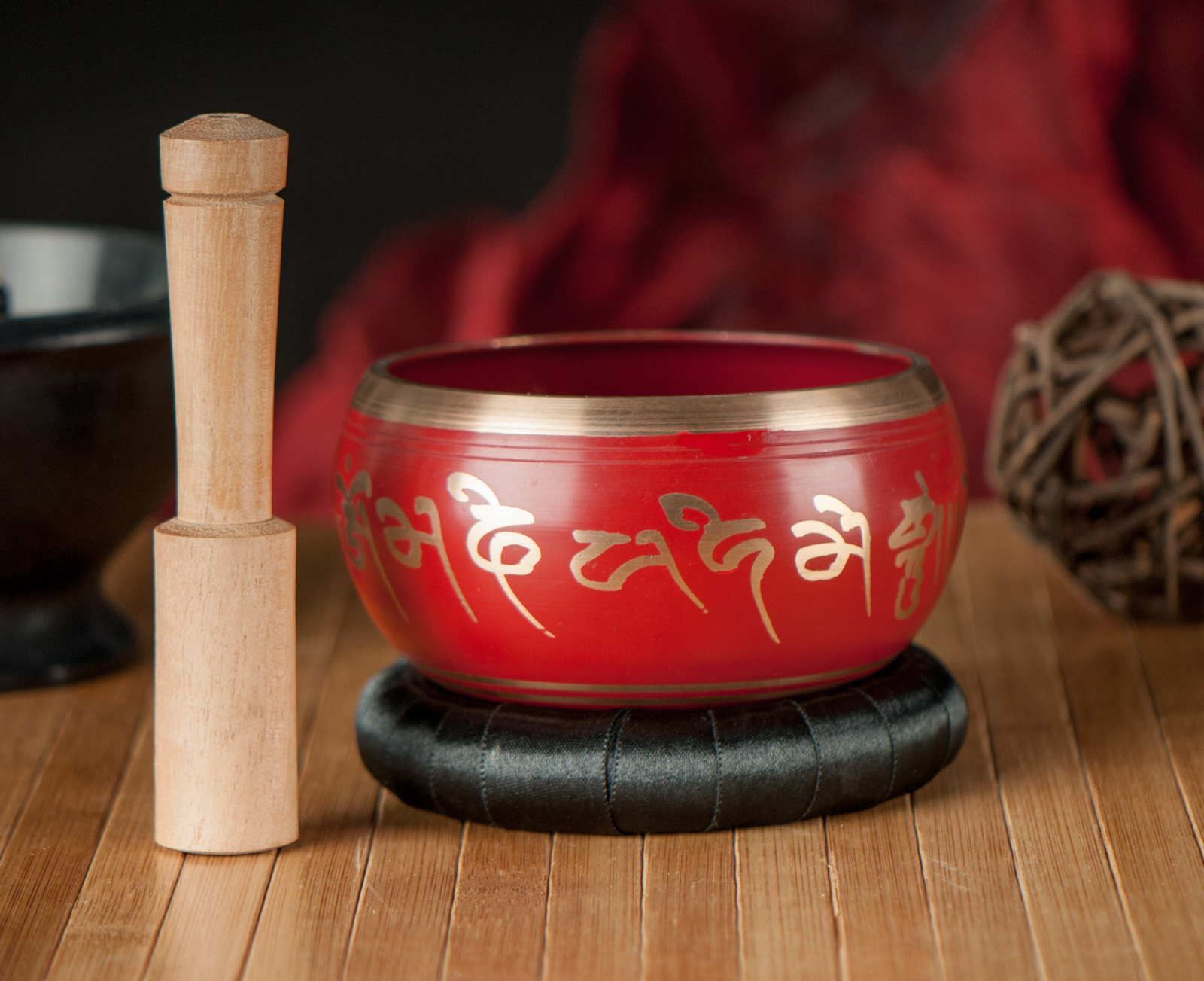 Rote Klangschale mit Untersetzer und Klöppel im Set